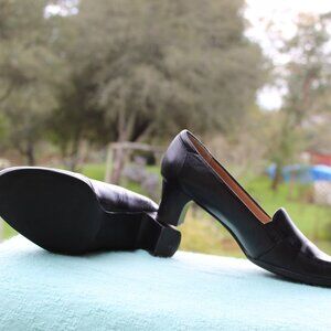 Trotters Women’s Black Leather Heeled Loafers Size 8.5